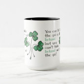 Fun Green Shamrock Irlandaise fille Ringer Mug (Centre)
