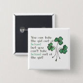 Fun Green Shamrocks Irish Girl Square Button (Voorkant /achterkant)