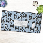 Fun noir et blanc Tuxedo Chat Motif Bleu<br><div class="desc">Chats tuxedo noirs et blancs mignons qui vaquent à leurs affaires. Un motif amusant sur un arrière - plan bleu,  parfait pour les amoureux des animaux et des animaux. Art original de Nic Squirrell.</div>