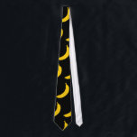 Fun noir et jaune banane motif cravate<br><div class="desc">Cravate motif de fruits de banane noir et jaune. Cool Anniversaire ou idée cadeau de Fête des pères pour diététiste,  nutritionniste,  végétalien,  végétarien,  chef,  cuisinier,  père,  mariage,  patron,  collègue etc. Accessoires de vêtements amusants avec imprimé d'icône alimentaire. Couleur arrière - plan personnalisable.</div>