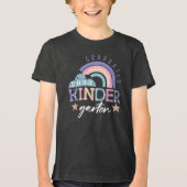 Fun Rainbow Graduated Kindergarten Klasse 2022 Tri-Blend Shirt (Voorkant)