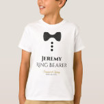 Fun Ring Bearer Black Cravate Mariage T-shirt<br><div class="desc">Ces t-shirts amusants sont conçus comme des faveurs ou des cadeaux pour les porteurs de bague mariages. Le t-shirt est blanc et présente l'image d'une cravate d'arc noir et trois boutons. Le texte indique Ring Bearer, et a un endroit pour entrer son nom ainsi que le nom du couple mariage...</div>