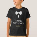 Fun Ring Bearer White Cravate Mariage T-shirt<br><div class="desc">Ces t-shirts amusants sont conçus comme des faveurs ou des cadeaux pour les porteurs de bague mariages. Le t-shirt est noir et présente l'image d'une cravate arc blanche et trois boutons. Le texte indique Ring Bearer, et a un endroit pour entrer son nom ainsi que le nom du couple mariage...</div>