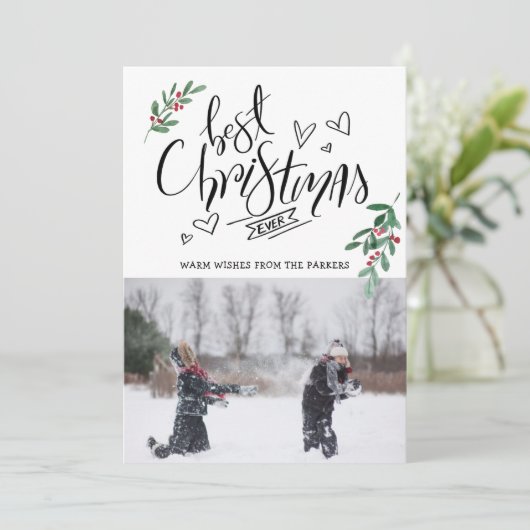 Fun Script Red Holly Berries Beste Kerstmis ooit Feestdagenkaart (Staand voorkant)