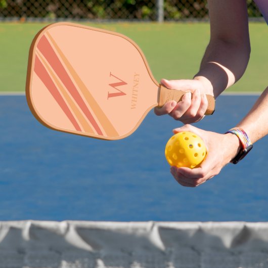 Fun Stripes Monogram Naam Perzik Sinaasappel Pickleball Paddle (Insitu)