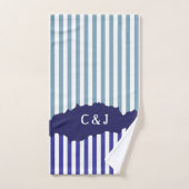 Fun Torn Stripes Blue Layered Initialen Bad Handdoek (Handdoek)