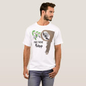 Fun Tree Side Pickup Hanging sloth in Branches T-shirt (Voorkant volledig)