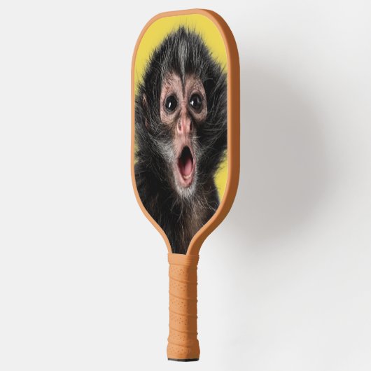 Fun verraste aap met twee uitdrukkingen pickleball paddle (Links)