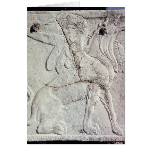 Funeral urn met carved relief of a Griffin (Voorkant)