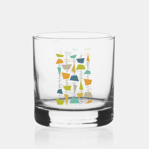 Funky kleurrijke opknoping klokkenspel midden van whisky glas