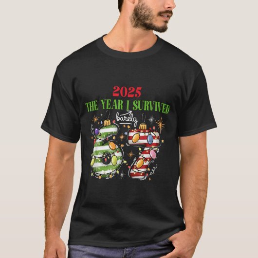 Funny 2025 The Year I Survived Barely 67 Christmas T-shirt (Voorkant)