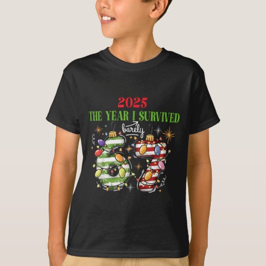 Funny 2025 The Year I Survived Barely 67 Christmas T-shirt (Voorkant)