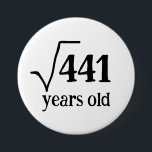 Funny 21st Birthday Math badge Carré Root 441<br><div class="desc">Fêtez le 21 ans avec une touche geek ! 🎉 Ce badge d'anniversaire intelligent présente la racine carré de 441, ce qui en fait une façon spirituelle d'annoncer votre âge de jalon. Parfait pour les amateurs de mathématiques, les geeks de sciences, ou toute personne qui aime plaisanter sur leur journée...</div>