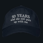 Funny 50e anniversaire Mens Casquette Casquette ca<br><div class="desc">Le cadeau du 50e anniversaire de mariage pour lui dit 50 ans et elle me soutient toujours sur un casquette casquette de balle brodé pour l'homme marié 50 ans à la même femme.</div>