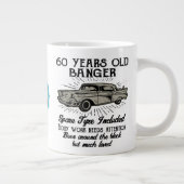 Funny 60th Birthday Retro Car Banger Add Name Date Extra Grote Beker (Rechts)