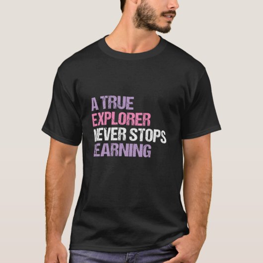 Funny A True Explorer Never Stops Learning Motivat T-shirt (Voorkant)