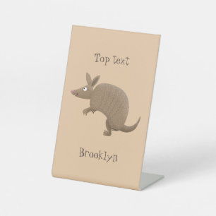 Funny armadillo happy cartoon illustratie reclamebord met voetstuk