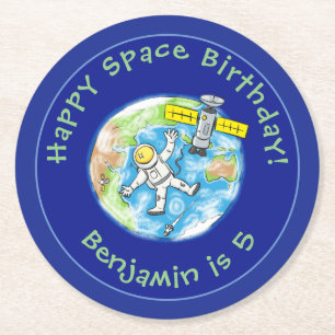 Funny astronaut met satelliet over de cartoon ronde kartonnen onderzetter