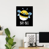 Funny Baby Bee Pun Dark BG Poster (Thuiskantoor)