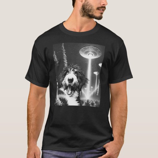 Funny Bernedoodle Alien UFO Taking a Selfie Dog Mo T-shirt (Voorkant)
