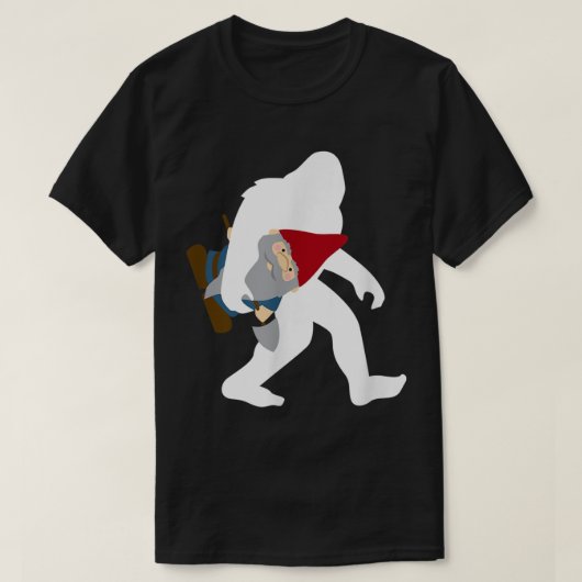 Funny Bigfoot Carrying Gnome Design T-shirt (Design voorkant)