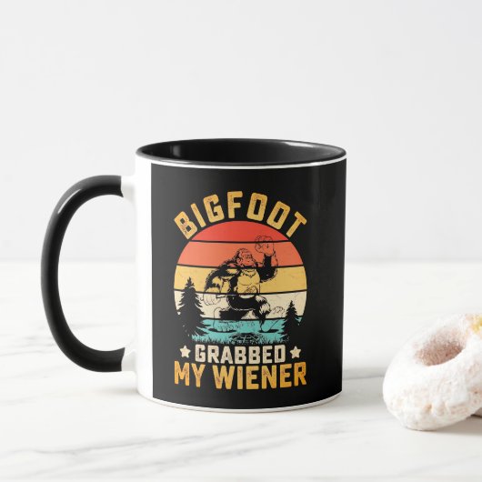 Funny Bigfoot Grabbed My Weiner Coffee Mok (Met donut)