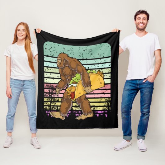 Funny Bigfoot Holding A Taco Fleece Deken (In situ)