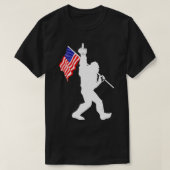 Funny Bigfoot Middle Finger Vlag op 2 juli T-shirt (Design voorkant)