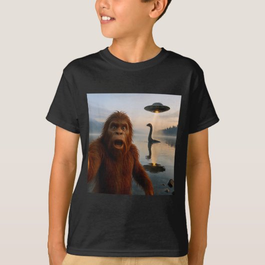 Funny Bigfoot Selfie With Loch Ness Monster And Uf T-shirt (Voorkant)