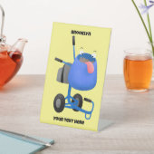 Funny blue cement mixer cartoon illustratie reclamebord met voetstuk (Insitu)