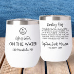 Funny Boat Captain Rules Cadeau Texte personnalisé<br><div class="desc">Un drôle de croustillant à café / vin qui dit "La vie est meilleure sur l'eau". Ajoutez votre texte personnalisé à l'avant et à l'arrière, nom du lac - vos "règles" nautiques, nom de famille, nom du bateau, date, etc. vous pouvez taper dans N'IMPORTE QUEL texte personnalisé. Fait le cadeau...</div>