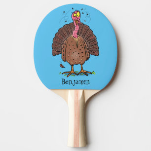 Funny brown farmyard turkey met vliegende cartoon tafeltennisbatje