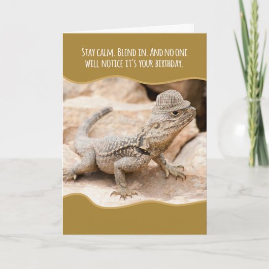 Funny Camouflaged Lizard in a Tweed Pet Birthday Kaart (Voorkant)