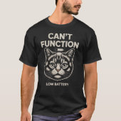 Funny “Can’t Function” Low Battery Cat Minimalist T-shirt (Voorkant)
