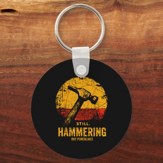Funny Carpenter Still Hammering Out Punchlines Vin Sleutelhanger (Voorkant)