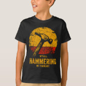 Funny Carpenter Still Hammering Out Punchlines Vin T-shirt (Voorkant)