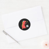Funny Cartoon Dinosaur die Soccer Black speelt Ronde Sticker (Envelop)