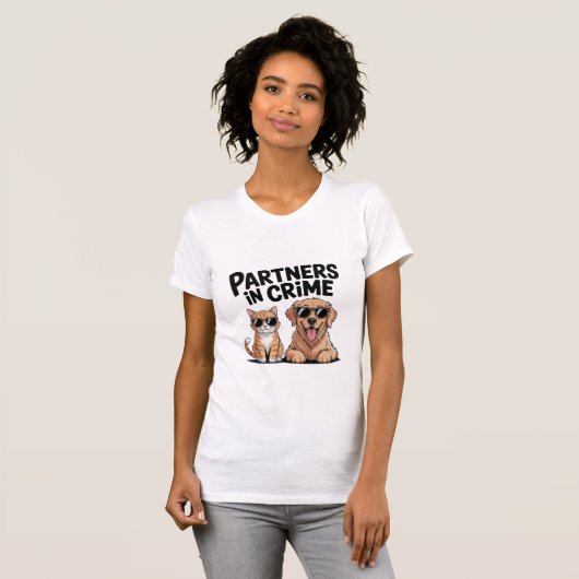 Funny Cat & Dog T-Shirt – “Partners in Crime”  (Voorkant volledig)