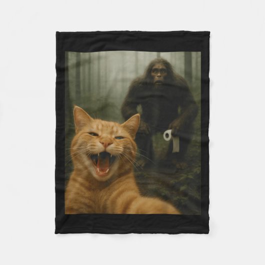 Funny Cat Surprised Happy Selfie With Bigfoot Sasq Fleece Deken (Voorkant)