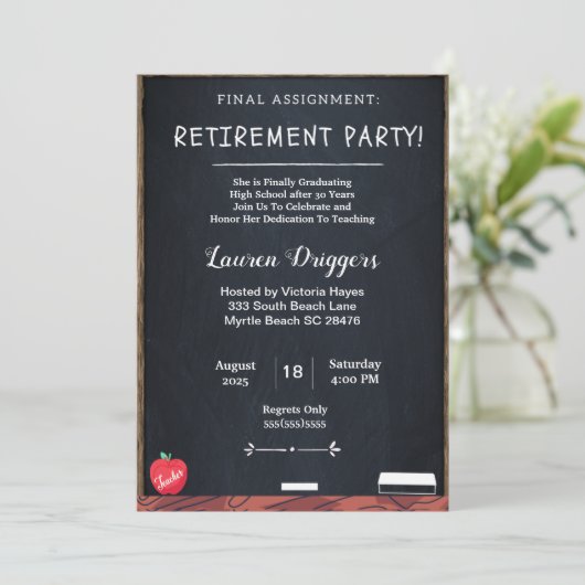 Funny Chalkboard Enseignant Retraite Invitation (Debout devant)