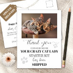 Funny Chat Photo personnalisée Carte postale Anniv<br><div class="desc">Une carte postale de félicitations pour l'anniversaire d'un chat mignon avec votre photo personnalisée avec un cadre blanc simple avec des empreintes de pattes de chat gris clair. Sur le dos est un étiquette de livraison spécial. Idéal pour un amoureux des chats.</div>