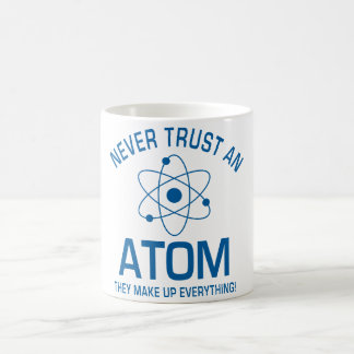 Funny Chemistry Pun Joke vertrouwt nooit een atoom Koffiemok