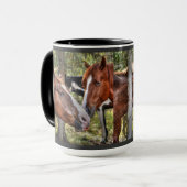 Funny Chestnut Stallion & Mare in een bosfoto Mok (Voorkant links)
