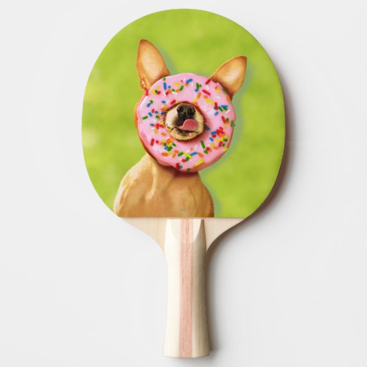 Funny Chihuahua Dog met Sprinkle Donut op Nose Tafeltennisbatje (Voorkant)