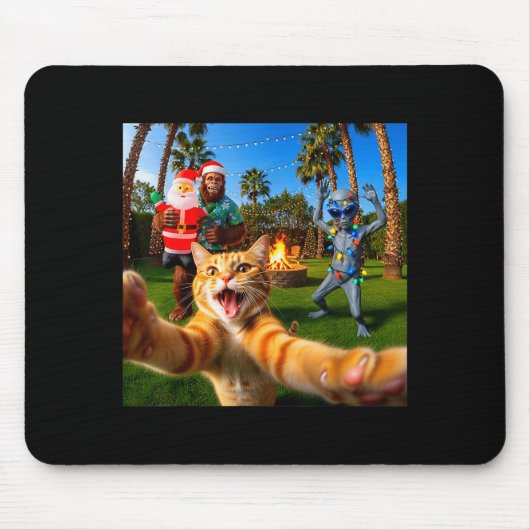 Funny Christmas Cat Selfie With Bigfoot & Alie Muismat (Voorkant)