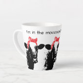 Funny Cow die een Rode Bandana beheert Latte Mok (Linkerhoek)