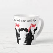 Funny Cow die een Rode Bandana beheert Latte Mok (Rechterhoek)