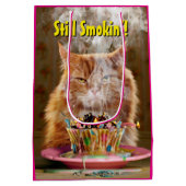 Funny Cranky Cat with Melthday Cupcake Medium Cadeauzakje (Achterkant)