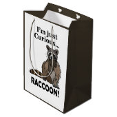 Funny Curious Raccoon Medium Cadeauzakje (Achterkant Gekanteld)
