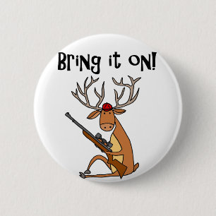 Funny Deer met Hunting Rifle en Pet Ronde Button 5,7 Cm